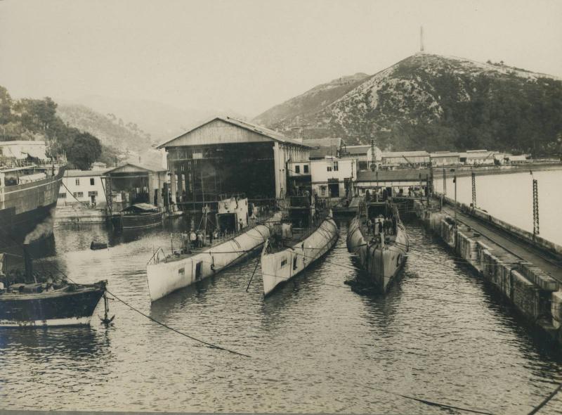 Porticciolo dei cantieri con sommergibili classe Balilla