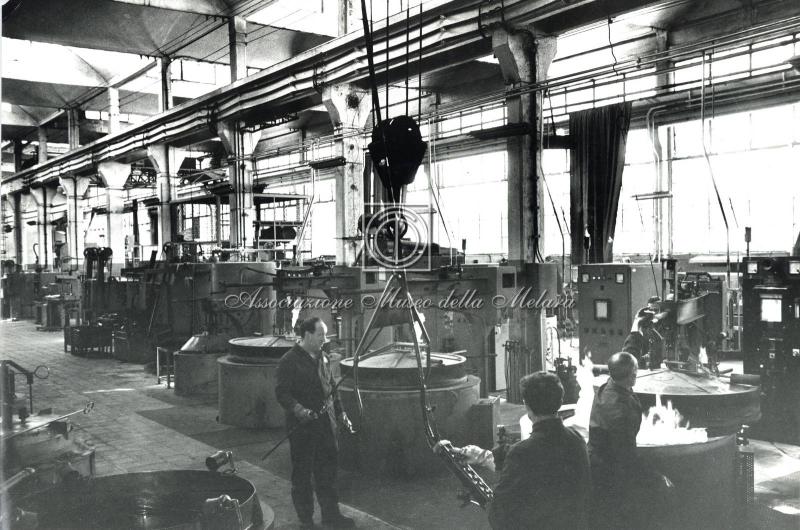 Operai all'opera nel reparto fonderia (3)