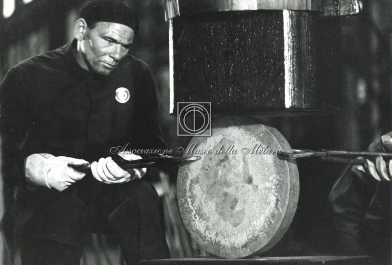 Primo piano di operaio addetto al reparto fonderia