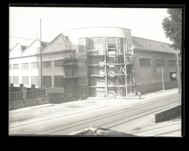 Operai a lavoro all'esterno dello stabilimento Whitehead di Fiume