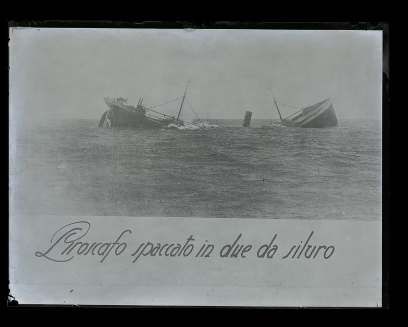 Piroscafo spaccato in due da siluro