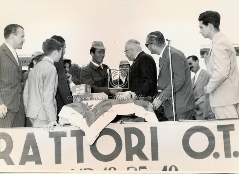 Il Presidente delle Officine Pistoiesi premia il 3° classificato B. Parcianello