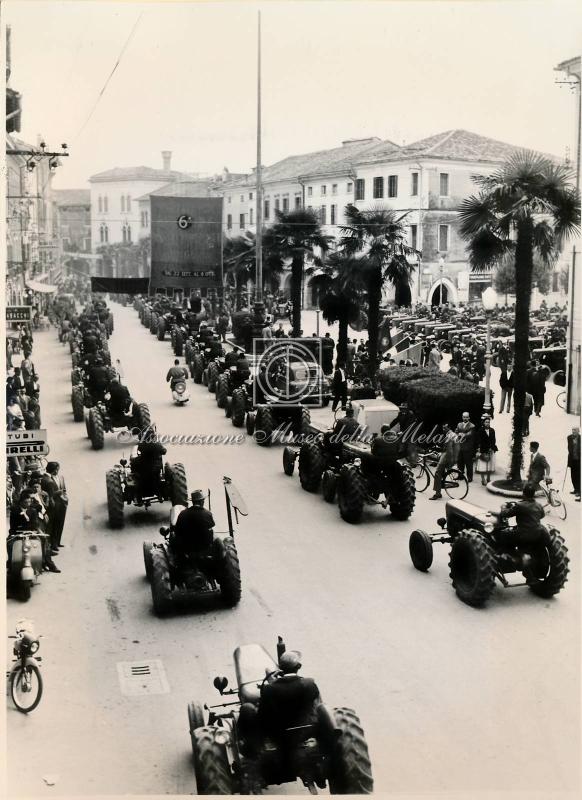La sfilata in Corso Martiri della libertà (1)