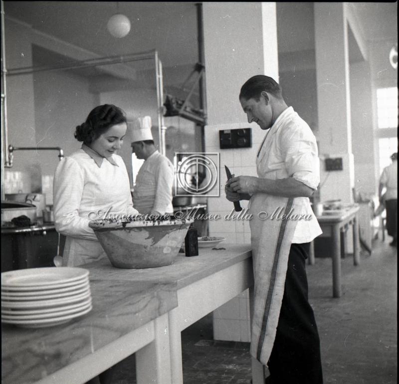 Addetti alla cucina della mensa al lavoro