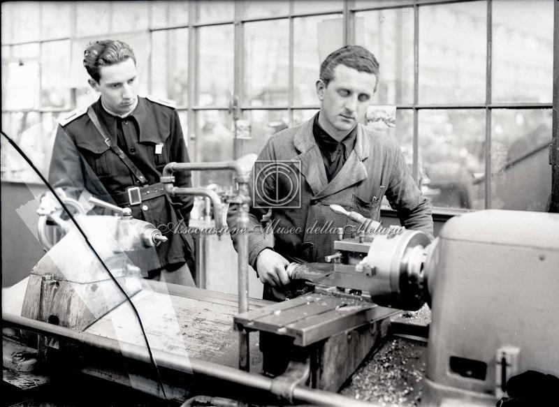 Operaio mostra il suo lavoro al gerarca ispettore