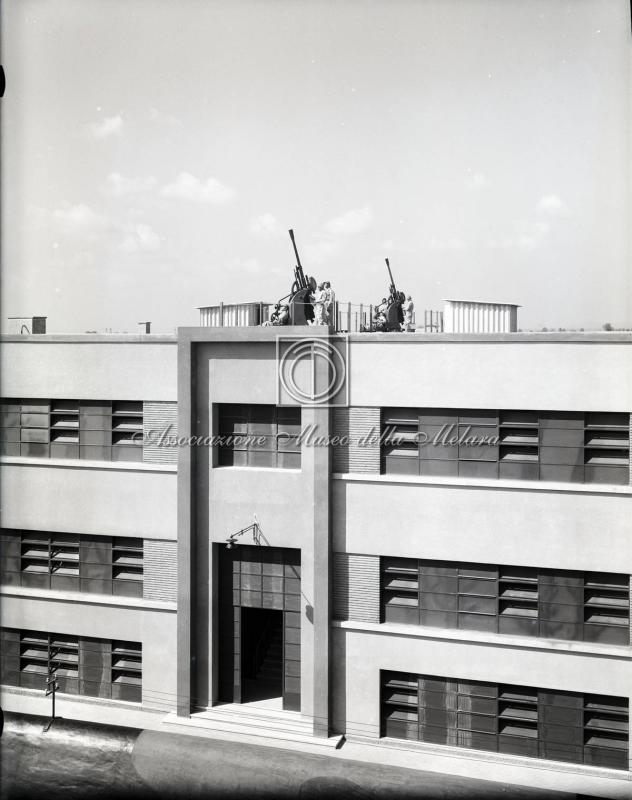 Vista della palazzina e del suo ingresso durante le prove di difesa