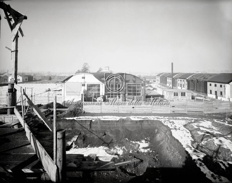 Capannoni con mascheratura contro attacco aereo