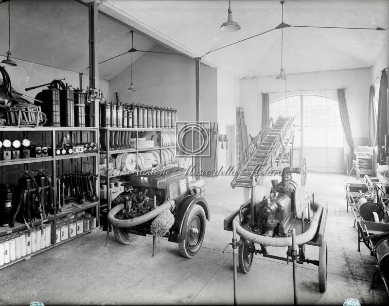 Interno di magazzino con pezzi di artiglieria (2)