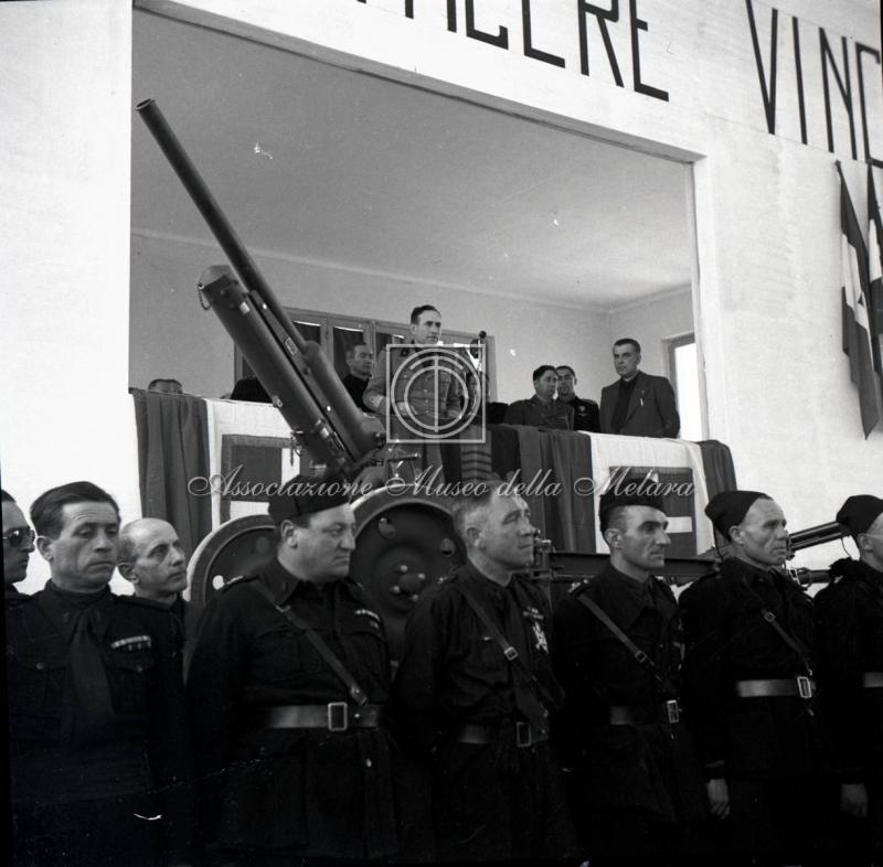 Discorso di gerarca al comizio fascista