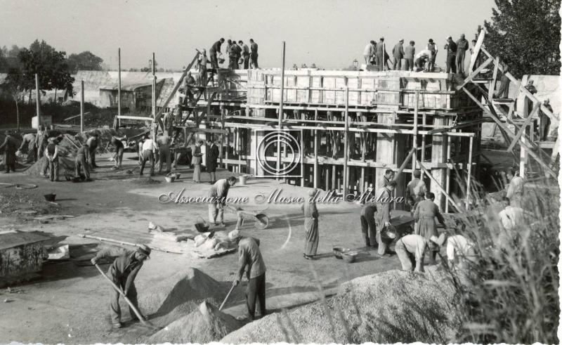 Gruppo di operai al lavoro