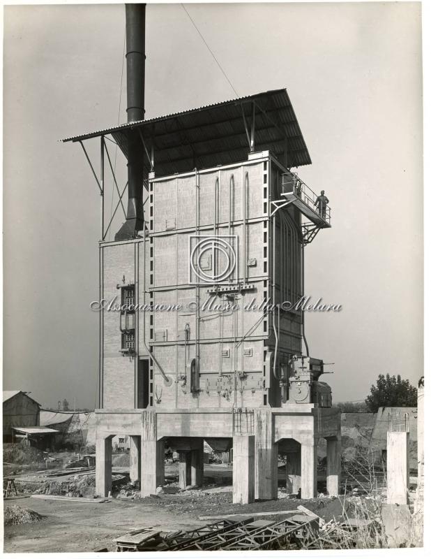 Edificio con ciminiera ricostruito visto dal retro