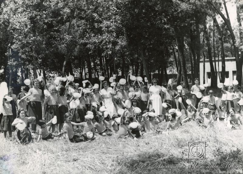 Colonia femminile sul prato - Foto di gruppo