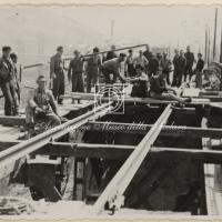 Addetti ai lavori sul ponte ferroviario in costruzione (2)