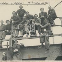 Gruppo di operai sulla settima travata