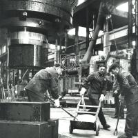 Operai al lavoro nel reparto fonderia