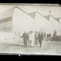 Personale militare in visita allo stabilimento Whitehead di Fiume