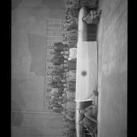 Personale del silurificio Whitehead in posa di fronte al siluro per la Marina Argentina