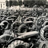 Due visioni del parco trattori (2)