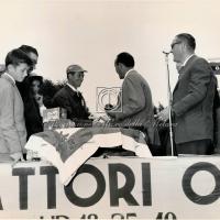 L'ingegner Stefanini, Direttore della OTO Melara premia il 4° classificato