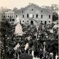 L'ammassamento di fronte al quattrocentesco Palazzo del Comune (1)