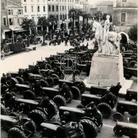 L'ammassamento di fronte al quattrocentesco Palazzo del Comune (2)