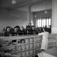 Operaie in attesa del pranzo nella mensa aziendale