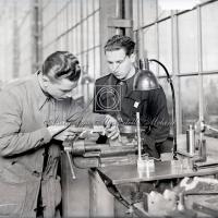 Operaio al lavoro su pressa durante un'ispezione