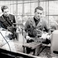 Operaio mostra il suo lavoro al gerarca ispettore