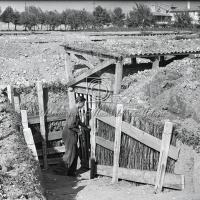 Operaio entra in trincea antiaerea