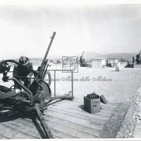 Militari e tecnici al lavoro per la difesa contraerea dello stabilimento