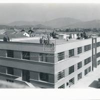 Veduta della palazzina della direzione durante le prove per la difesa contraerea