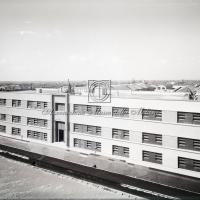 Vista frontale della palazzina durante le prove di difesa contraerea