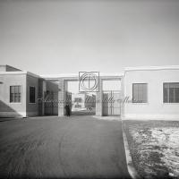 Ingresso di Via Lunga 10/12 con guardia