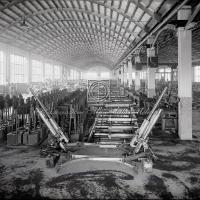 Vista del magazzino con mitraglie