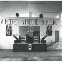 Palco nel salone allestito per comizio fascista