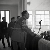 Gerarca impegnato nel discorso con autorità al seguito (4)