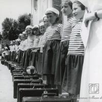 Bambine in fila pronte a partire