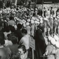 Bambini e bambine pronti a partire