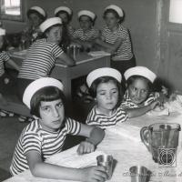 Bambine sedute a pranzo (2)