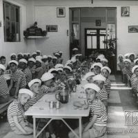 Bambini a pranzo nel refettorio